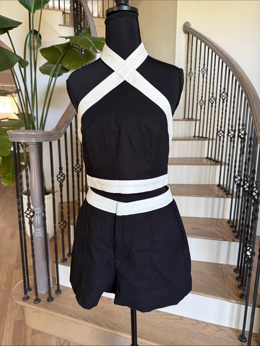 Commense Black and White Halter Set with Contrast Trim (Medium)